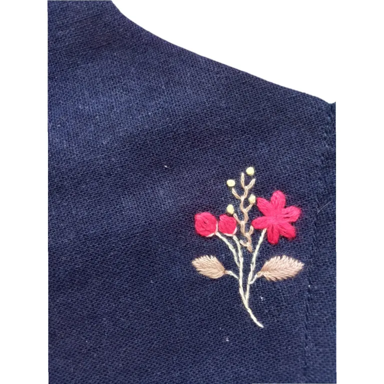 Khẩu trang thêu tay hoa đỏ năm cánh với nét duyên đầy cuốn hút, được làm từ vải linen cao cấp, là khẩu trang thủ công và phụ kiện thủ công tuyệt vời, thích hợp làm quà Việt Nam ý nghĩa