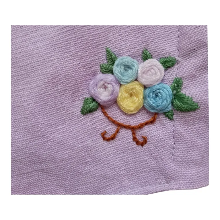 Khẩu Trang Thêu Tay Giỏ Hoa Hồng là món phụ kiện tươi tắn, đáng yêu, được làm từ vải linen thân thiện với môi trường và thiết kế dây đeo có thể điều chỉnh, mang đến sự thoải mái và phong cách trong từng chi tiết.Khẩu Trang Thêu Tay Giỏ Hoa Hồng là món phụ kiện tươi tắn, đáng yêu, được làm từ vải linen thân thiện với môi trường và thiết kế dây đeo có thể điều chỉnh, mang đến sự thoải mái và phong cách trong từng chi tiết.