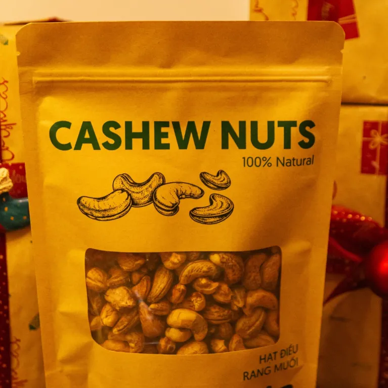 MOB Salted Cashew Bag (250g) is a delicious and nutritious healthy snack, packed with energy-boosting benefits and featuring the finest cashews from Bình Phước, making it the perfect Vietnamese gift