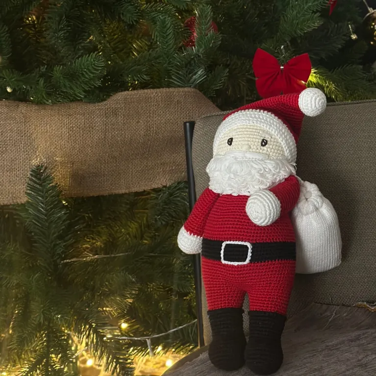 Ông già noel len nhồi bông là món đồ chơi thủ công từ len cotton, hoàn hảo để sử dụng làm phụ kiện trang trí trang trí giáng sinh, quà tặng cho bé hay làm quà tặng giáng sinh cho bất cứ người thân yêu nào