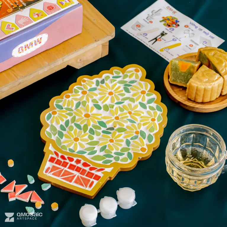 Bộ Kit Tự Làm Tranh Ghép Gốm Tại Nhà Cho Bé với hình ảnh Chậu Cúc Mâm Xôi, được làm từ gốm Bát Tràng, là món đồ chơi thủ công kích thích sự sáng tạo, là lựa chọn quà tặng độc đáo dành cho bé