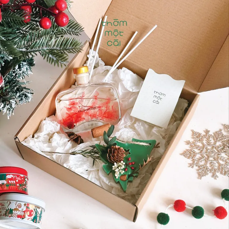 Christmas Scent Set (Diffuser & Wax Sachet), Embrace The Warmth Of The Holiday Season With Every Breath., Christmas Gifts