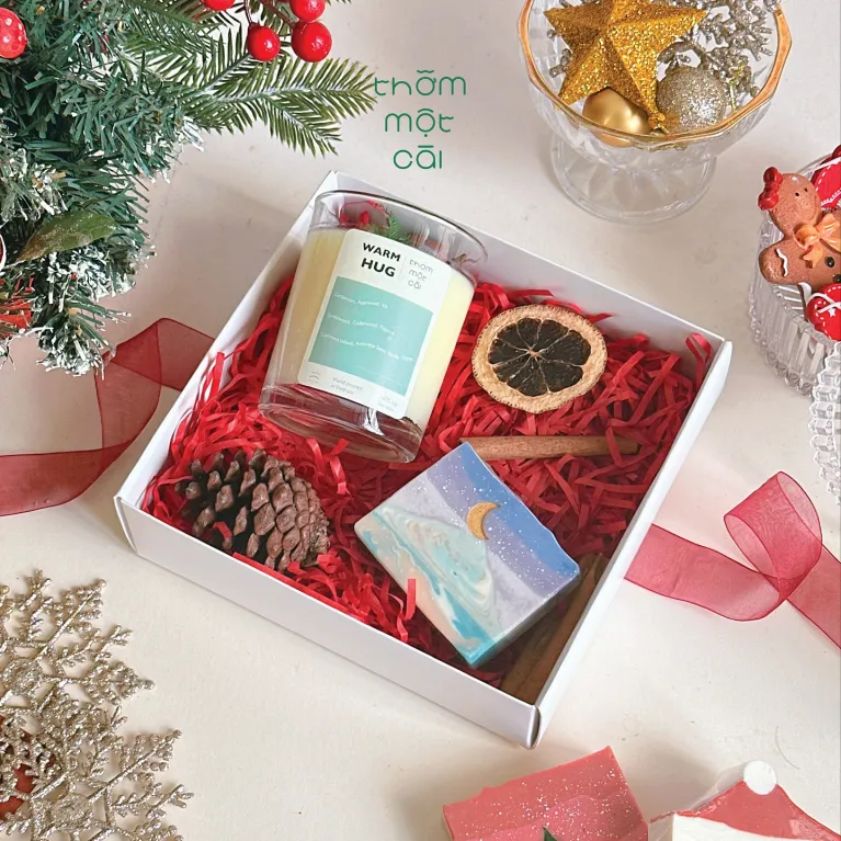 Set Quà Xmas (Nến Thơm Warm Hug & Xà Bông Thủ Công), Giáng Sinh Ấm Áp Trong Từng Giác Quan, Quà Tặng Giáng Sinh Ý Nghĩa, Hộp Quà Nến Thơm