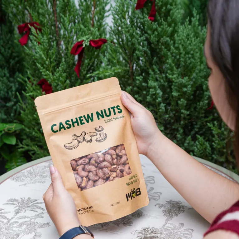 MOB Salted Cashew Bag (250g) is a delicious and nutritious healthy snack, packed with energy-boosting benefits and featuring the finest cashews from Bình Phước, making it the perfect Vietnamese gift