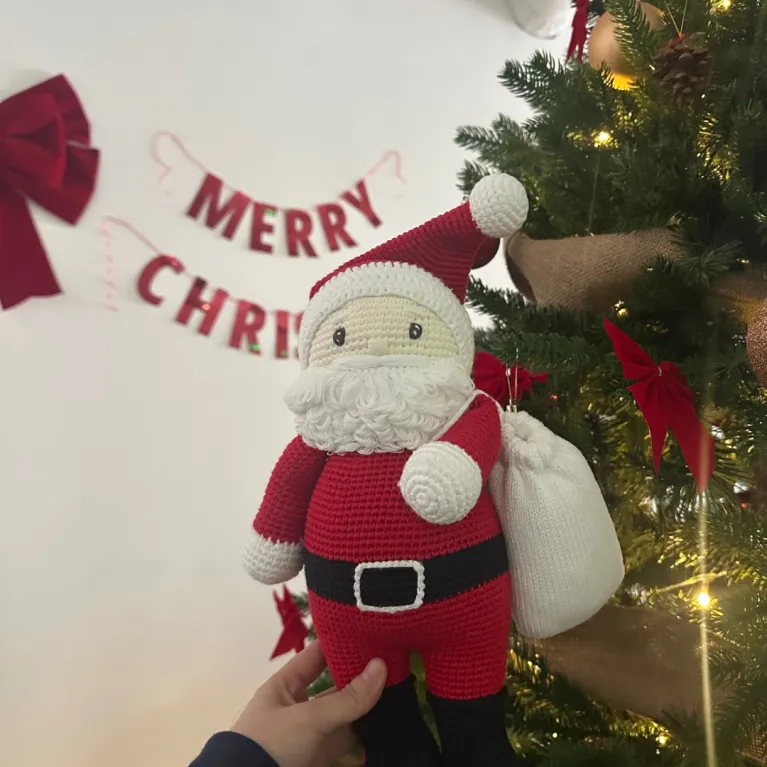 Ông già noel len nhồi bông là món đồ chơi thủ công từ len cotton, hoàn hảo để sử dụng làm phụ kiện trang trí trang trí giáng sinh, quà tặng cho bé hay làm quà tặng giáng sinh cho bất cứ người thân yêu nào