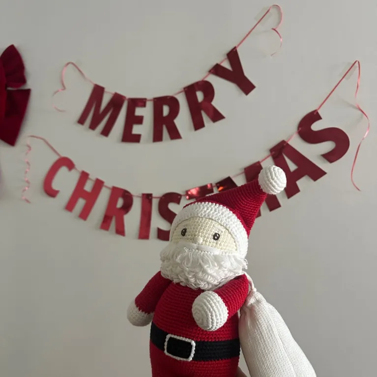 Ông già noel len nhồi bông là món đồ chơi thủ công từ len cotton, hoàn hảo để sử dụng làm phụ kiện trang trí trang trí giáng sinh, quà tặng cho bé hay làm quà tặng giáng sinh cho bất cứ người thân yêu nào