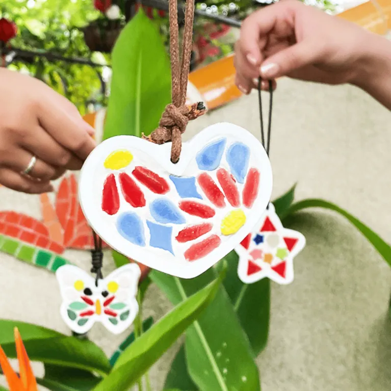 Bộ Kit Tự Làm Móc Khóa Từ Gốm là sự lựa chọn lý tưởng cho những ai yêu thích tự do sáng tạo theo ý thích, với tranh ghép gốm Bát Tràng độc đáo, mang đến một bộ kit mosaic đầy màu sắc, trở thành phụ kiện thủ công sáng tạo và quà tặng độc đáo cho mọi dịp
