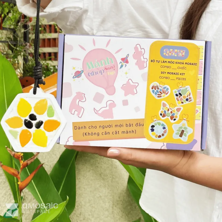 Bộ Kit Tự Làm Móc Khóa Từ Gốm là sự lựa chọn lý tưởng cho những ai yêu thích tự do sáng tạo theo ý thích, với tranh ghép gốm Bát Tràng độc đáo, mang đến một bộ kit mosaic đầy màu sắc, trở thành phụ kiện thủ công sáng tạo và quà tặng độc đáo cho mọi dịp