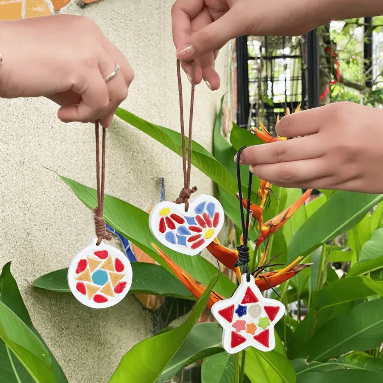 Bộ Kit Tự Làm Móc Khóa Từ Gốm là sự lựa chọn lý tưởng cho những ai yêu thích tự do sáng tạo theo ý thích, với tranh ghép gốm Bát Tràng độc đáo, mang đến một bộ kit mosaic đầy màu sắc, trở thành phụ kiện thủ công sáng tạo và quà tặng độc đáo cho mọi dịp
