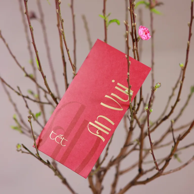 The "An Rubik" Set of 4 Red Envelopes offers a unique way to send best wishes with its luxury envelope design, featuring impressive embossed patterns, making it the perfect Vietnamese Tet gift