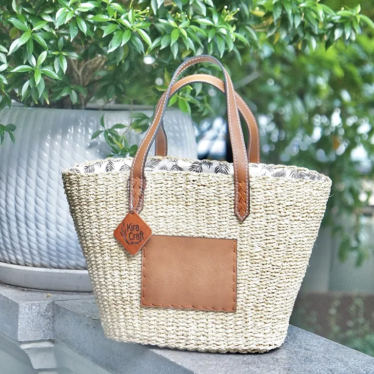 Túi Cói Giấy Browny – Thanh Lịch Qua Từng Đường Nét, một túi xách thủ công tinh tế, kết hợp chất liệu cao cấp, không chỉ là phụ kiện thời trang bền vững mà còn là quà tặng cho nữ độc đáo, đầy ý nghĩa
