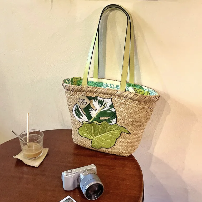 Túi Cói Green Leaf – Mang Cả Thiên Nhiên Về Cùng Bạn, một thiết kế túi cói phối da tinh tế, vừa là túi xách thân thiện môi trường vừa là phụ kiện thời trang bền vững, lý tưởng làm quà lưu niệm đầy ý nghĩa