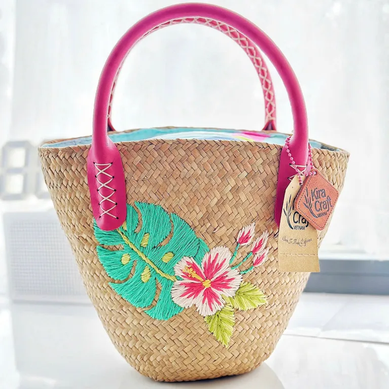The Sayuri Lepironia Grass Bag is a hand-embroidered seagrass bag that radiates elegance on every journey—an eco-friendly fashion accessory, perfect as a gift for her or a Vietnamese souvenir