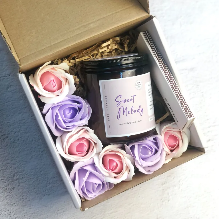 The Kraft Box Scented Candle & Wax Flower Gift Set offers a pleasant & emotional fragrance, making it the perfect romantic birthday gift and gift for her