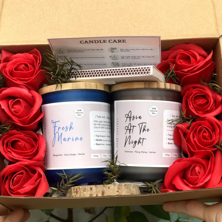 Set Quà Cặp Nến Thơm Trang Trí Ruy Băng xinh xắn, gửi đến người thương như một món quà sinh nhật ý nghĩa, với hộp quà nến thơm chỉn chu kèm thiệp in theo yêu cầu – lựa chọn hoàn hảo để làm quà tặng bạn gái