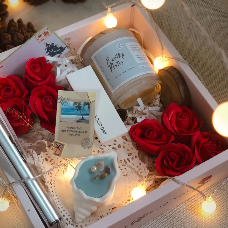 The Scented Candle in Clear Lid Gift Box, featuring dried flowers and a card, is the perfect birthday gift for your lover, designed to arouse emotion with every fragrance and add a personal touch to your thoughtful gesture