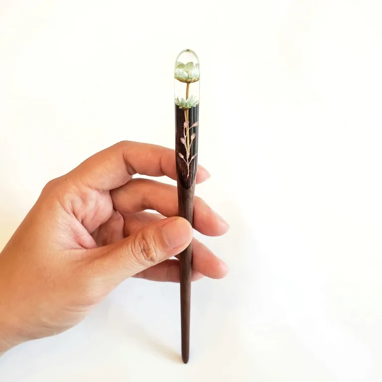 The Double Flower Resin & Wooden Hair Stick is a vintage hair accessory that embraces pure beauty, offering a unique handmade gift perfect as a birthday present for her and a charming Vietnamese giftThe Double Flower Resin & Wooden Hair Stick is a vintage hair accessory that embraces pure beauty, offering a unique handmade gift perfect as a birthday present for her and a charming Vietnamese gift