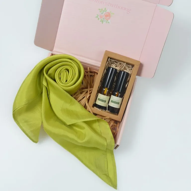 Set Quà "Mùa Thơm" là hộp quà tặng cho nữ vô cùng lý tưởng với khăn lụa tơ tằm và chai xịt vải từ thành phần thiên nhiên, mang đến không gian êm dịu để bạn chìm đắm trong sự thư thái.