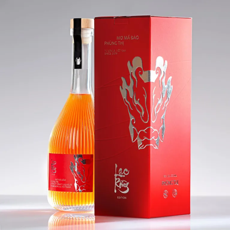Set Quà Tết "Lạc Hồng" ôm trọn tinh hoa Tết Việt với hộp quà sang trọng, bao gồm rượu, cà phê, trà, mật ong và socola, là món quà Tết doanh nghiệp thượng hạng, mang đến những lời chúc tốt đẹp và sự trân trọng trong dịp đầu xuân