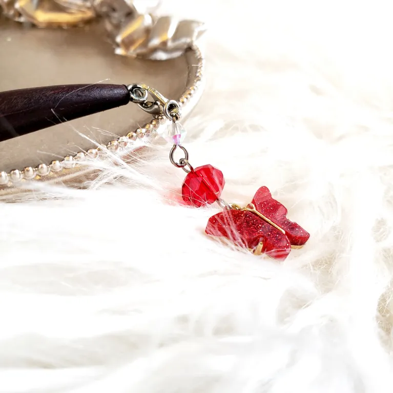 The Sparkling Butterfly Dangle Wooden Hair Stick captures the rhythm of elegance, making it a unique hair accessory and a meaningful Vietnamese gift for her.