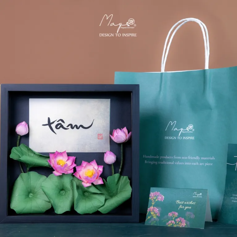 Tranh Sen Thiền và Tranh Hoa Giấy In Chữ Theo Yêu Cầu mang Thông Điệp Dẫn Lối Bình An, là lựa chọn tuyệt vời cho Tranh Hoa Giấy Handmade, Tranh Thủ Công Trang Trí Tết và Quà Tết Việt ý nghĩa