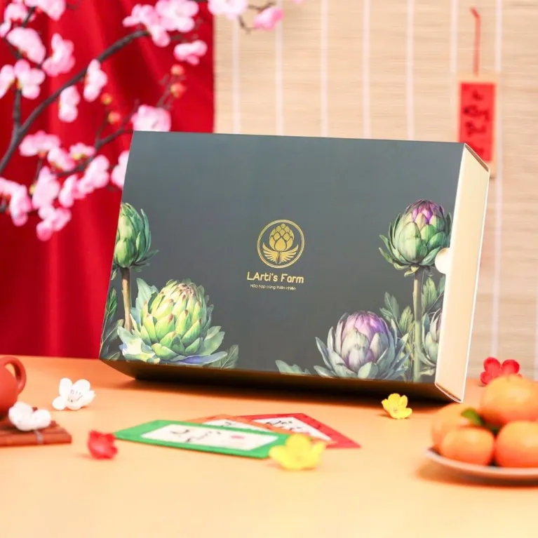 Hộp Quà Atiso Hữu Cơ Combo 7 là món quà Tết tinh tế, gửi gắm lòng thành qua những thức quà chất lượng, kết hợp hoàn hảo với đồ ăn vặt, mật ong và sản phẩm atiso, là lựa chọn tuyệt vời cho quà Tết doanh nghiệp