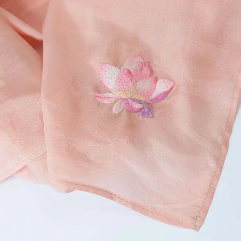 Khăn Lụa Vuông Thêu Hoa Sen 85cm, làm từ lụa tơ tằm tự nhiên, thêu tay tỉ mỉ, mang đậm vẻ đẹp Việt Nam, là món quà ý nghĩa dành tặng cho nữ