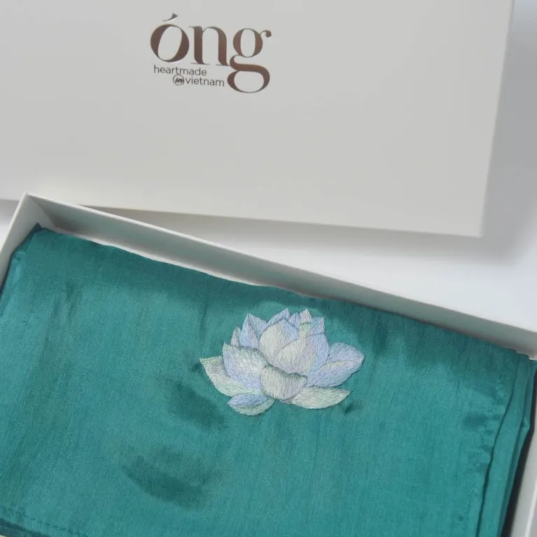 Khăn Lụa Vuông Thêu Hoa Sen 85cm, làm từ lụa tơ tằm tự nhiên, thêu tay tỉ mỉ, mang đậm vẻ đẹp Việt Nam, là món quà ý nghĩa dành tặng cho nữ