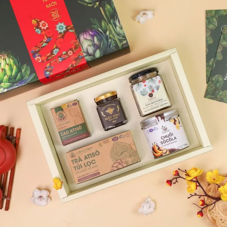 Hộp Quà Atiso Hữu Cơ Combo 7 là món quà Tết tinh tế, gửi gắm lòng thành qua những thức quà chất lượng, kết hợp hoàn hảo với đồ ăn vặt, mật ong và sản phẩm atiso, là lựa chọn tuyệt vời cho quà Tết doanh nghiệp