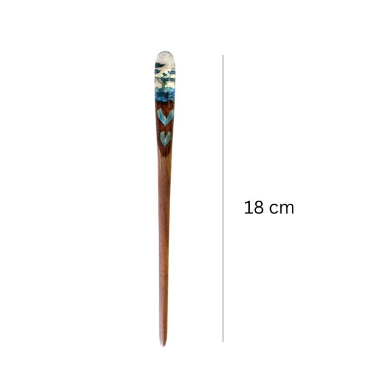 Trâm Cài Tóc Gỗ Resin Đuôi Thỏ Họa Tiết Hoa là dấu ấn tinh tế cho mái tóc, mang phong cách cổ điển từ trâm thủ công, trở thành lựa chọn hoàn hảo cho quà sinh nhật cho nữ hoặc quà tặng đầy ý nghĩa dành cho những người phụ nữ yêu quý