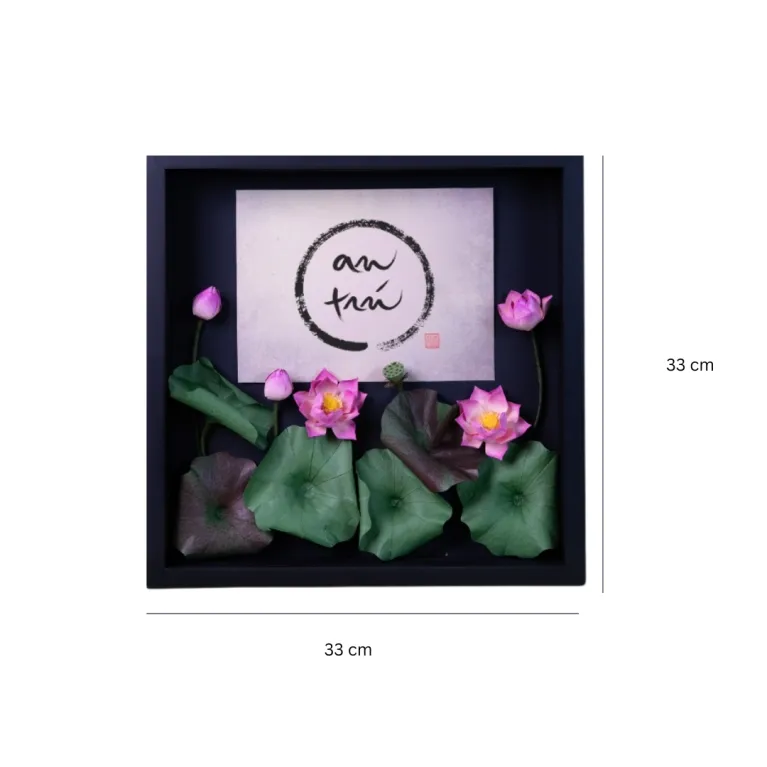 Tranh Sen Thiền kích thước 33 x 33cm kết hợp với Tranh Hoa Giấy In Chữ Theo Yêu Cầu là món quà nhẹ nhàng cho không gian, thích hợp làm Tranh Hoa Giấy Thủ Công Trang Trí Tết và là Quà Tết Việt ý nghĩa