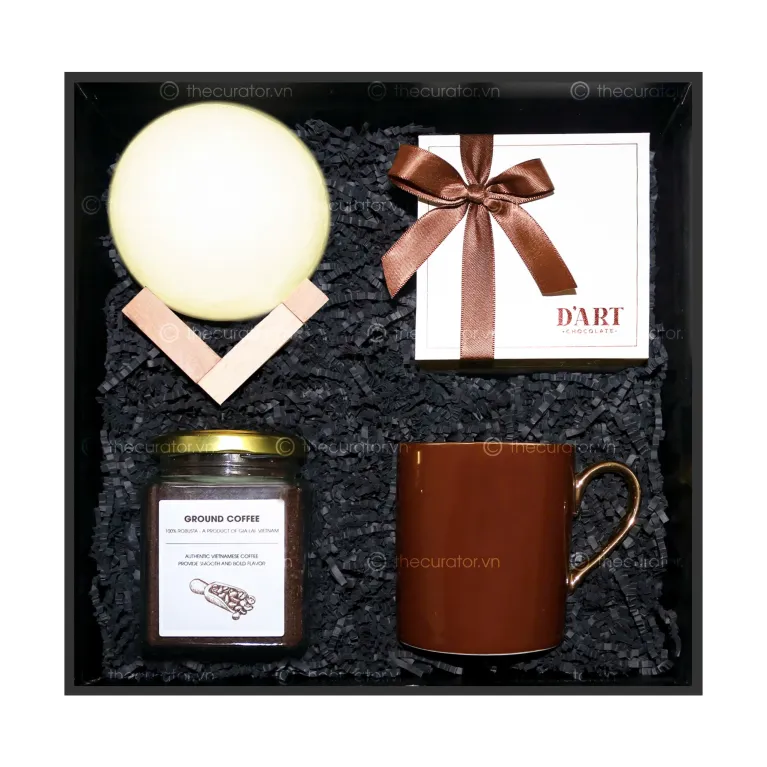 Set Quà Tặng "Sweet & Sound" ngập tràn tình cảm và niềm vui, bao gồm hộp quà cà phê với đèn ngủ, ly sứ và socola, là món quà tặng độc đáo phù hợp cho doanh nghiệp.
