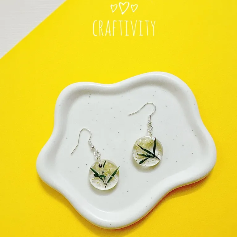 The Resin Flower Earrings are the perfect feminine accessory, handcrafted to shine with purity, making them a unique jewelry piece and an ideal Valentine's Day gift for her or Women's Day gift.