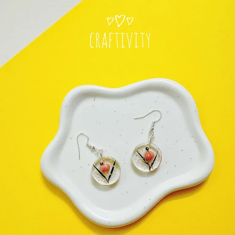 The Resin Flower Earrings are the perfect feminine accessory, handcrafted to shine with purity, making them a unique jewelry piece and an ideal Valentine's Day gift for her or Women's Day gift.