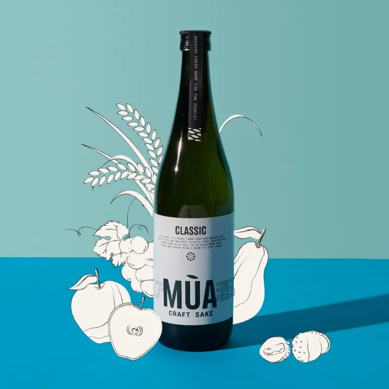 Set Quà Tết "Enjoy Your Time" mang đến sự tinh tế của nghệ thuật thưởng thức sake, với hộp quà sang trọng gồm sake và ly vang, là lựa chọn hoàn hảo cho quà Tết doanh nghiệp.