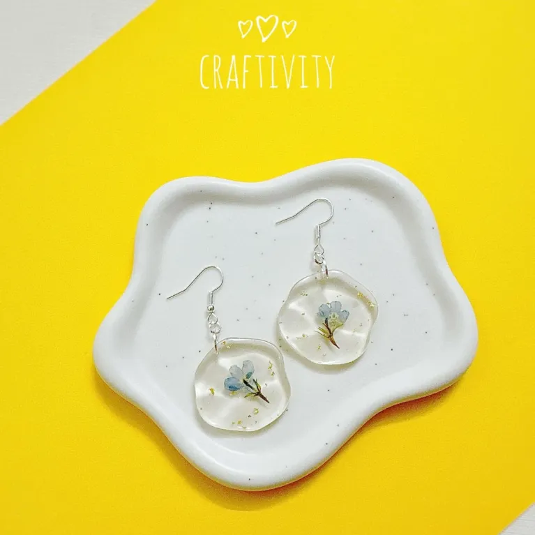 The Resin Flower Earrings are the perfect feminine accessory, handcrafted to shine with purity, making them a unique jewelry piece and an ideal Valentine's Day gift for her or Women's Day gift.