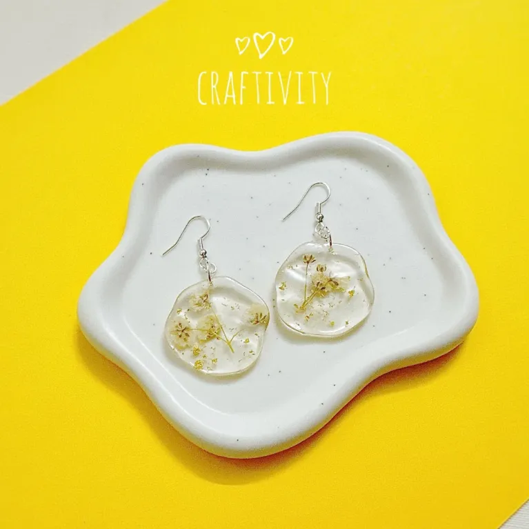 The Resin Flower Earrings are the perfect feminine accessory, handcrafted to shine with purity, making them a unique jewelry piece and an ideal Valentine's Day gift for her or Women's Day gift.