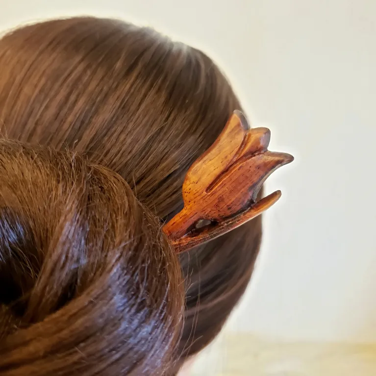 Trâm Cài Tóc Gỗ Hoa Tulip với những đường nét uyển chuyển cuốn hút, là món trâm cài tóc truyền thống thủ công, mang đến sự độc đáo cho mái tóc và là quà 8/3 tuyệt vời, hoàn hảo để tặng nữ nhân dịp đặc biệt
