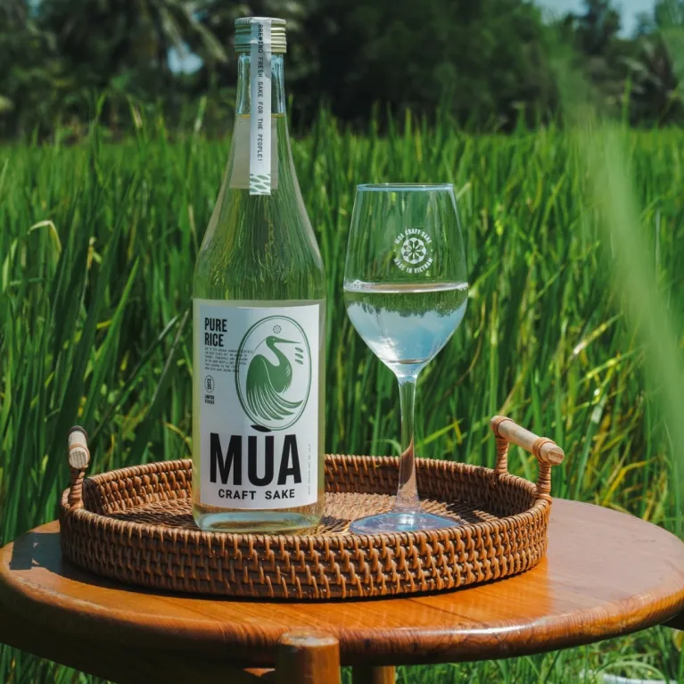 Set Quà Tết "Enjoy Your Time" mang đến sự tinh tế của nghệ thuật thưởng thức sake, với hộp quà sang trọng gồm sake và ly vang, là lựa chọn hoàn hảo cho quà Tết doanh nghiệp.