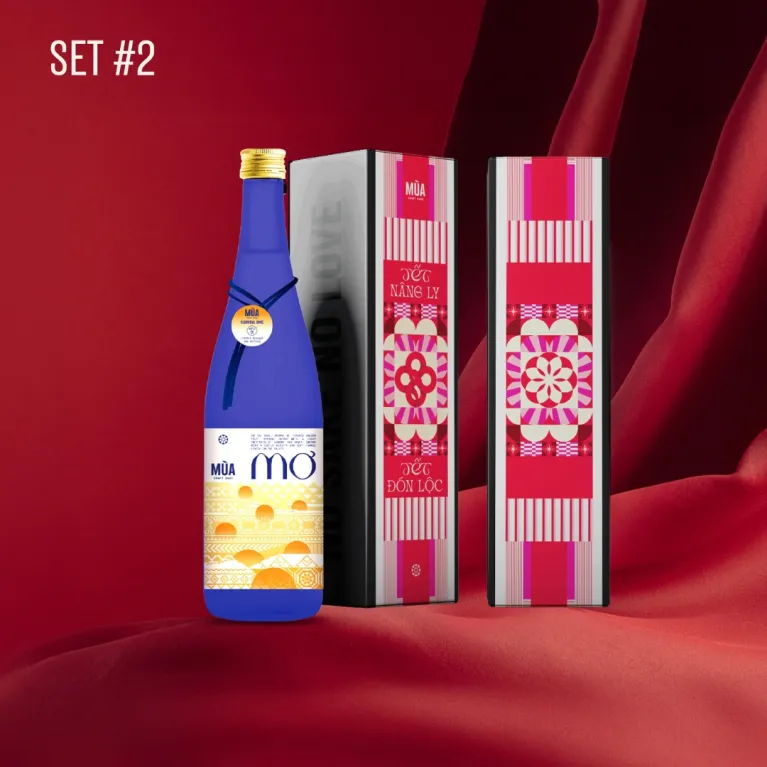 Set Quà Tết "Enjoy Your Time" mang đến sự tinh tế của nghệ thuật thưởng thức sake, với hộp quà sang trọng gồm sake và ly vang, là lựa chọn hoàn hảo cho quà Tết doanh nghiệp.