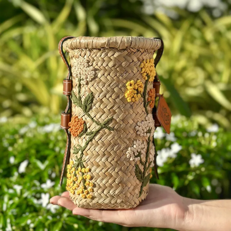 Túi Cói Chloe với thiết kế hình trụ mới lạ, đầy cá tính, là một chiếc túi đeo chéo thủ công mang đậm phong cách thời trang bền vững. Không chỉ là một phụ kiện thời trang ấn tượng, Chloe còn là món quà lưu niệm hay quà cho nữ ý nghĩa