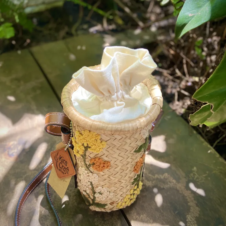 Túi Cói Chloe với thiết kế hình trụ mới lạ, đầy cá tính, là một chiếc túi đeo chéo thủ công mang đậm phong cách thời trang bền vững. Không chỉ là một phụ kiện thời trang ấn tượng, Chloe còn là món quà lưu niệm hay quà cho nữ ý nghĩa