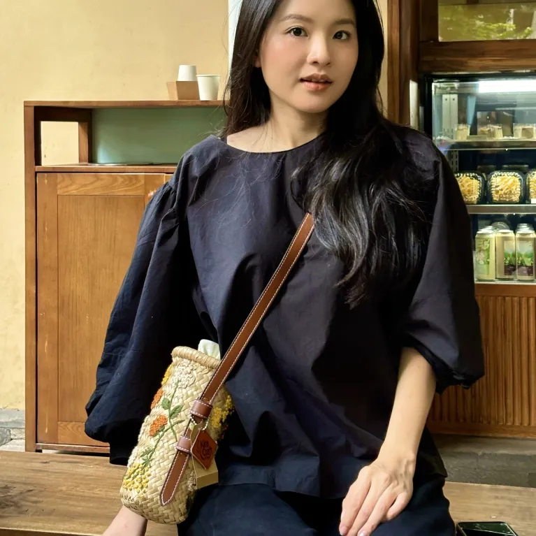 Túi Cói Chloe với thiết kế hình trụ mới lạ, đầy cá tính, là một chiếc túi đeo chéo thủ công mang đậm phong cách thời trang bền vững. Không chỉ là một phụ kiện thời trang ấn tượng, Chloe còn là món quà lưu niệm hay quà cho nữ ý nghĩa