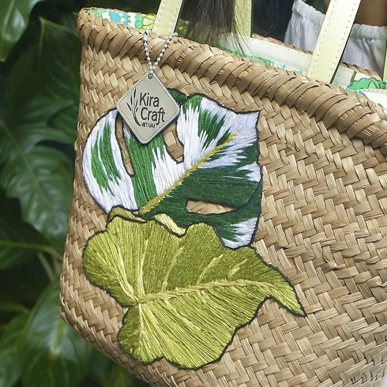 Túi Cói Green Leaf – Mang Cả Thiên Nhiên Về Cùng Bạn, một thiết kế túi cói phối da tinh tế, vừa là túi xách thân thiện môi trường vừa là phụ kiện thời trang bền vững, lý tưởng làm quà lưu niệm đầy ý nghĩa