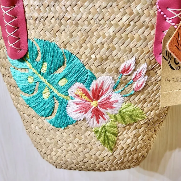 The Sayuri Lepironia Grass Bag is a hand-embroidered seagrass bag that radiates elegance on every journey—an eco-friendly fashion accessory, perfect as a gift for her or a Vietnamese souvenir