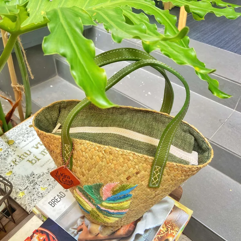 Túi Cỏ Bàng Sayuri, với thiết kế thêu tay tinh tế, là phụ kiện thời trang thân thiện môi trường giúp bạn rực rỡ trên mọi nẻo đường, hoàn hảo làm quà cho nữ và quà lưu niệm