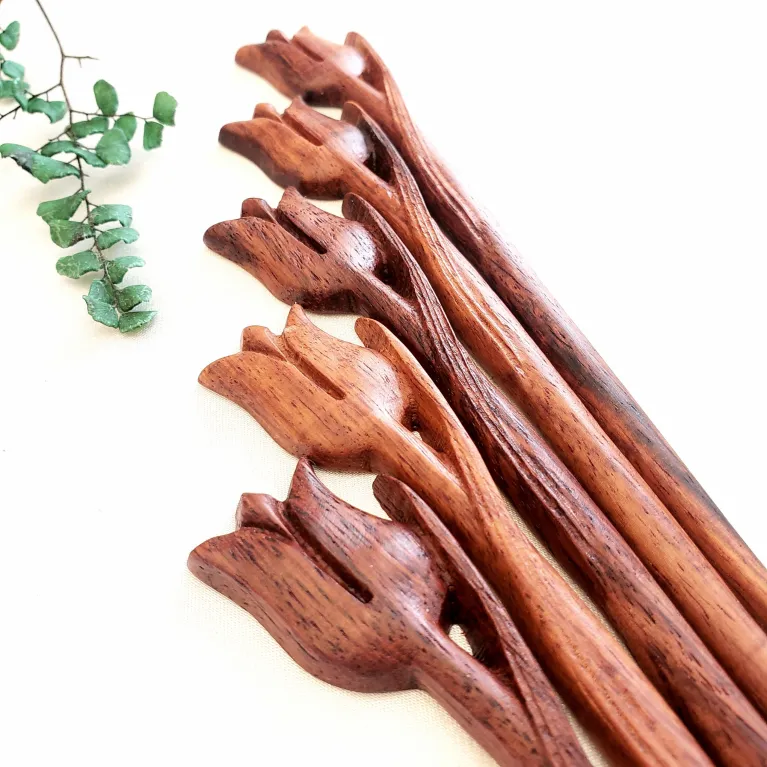 Trâm Cài Tóc Gỗ Hoa Tulip với những đường nét uyển chuyển cuốn hút, là món trâm cài tóc truyền thống thủ công, mang đến sự độc đáo cho mái tóc và là quà 8/3 tuyệt vời, hoàn hảo để tặng nữ nhân dịp đặc biệt