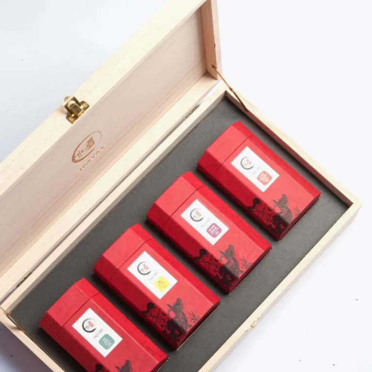 The Four Seasons Gift Box is a premium gift for the sophisticated, featuring a beautifully crafted pine wood box filled with exquisite Oolong tea, Black tea, Jasmine tea, and Green tea buds—a perfect partner gift that embodies elegance and tradition.