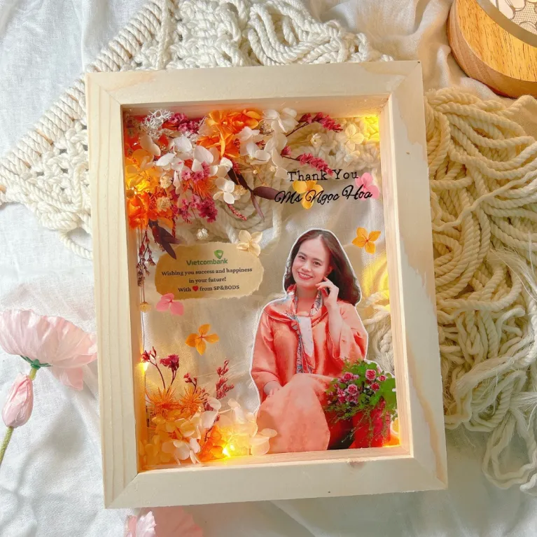 The Dried Flower and Personalized Photo Frame beautifully preserves the beauty of the moment, blending handmade dried flower art with a timeless touch - an elegant and meaningful Women's Day gift for her