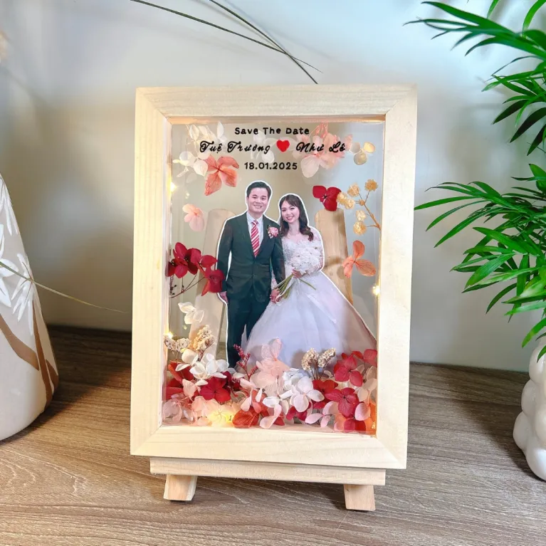 The Dried Flower and Personalized Photo Frame beautifully preserves the beauty of the moment, blending handmade dried flower art with a timeless touch - an elegant and meaningful Women's Day gift for her